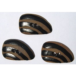 3 black striped triangles 33 x 24 mm